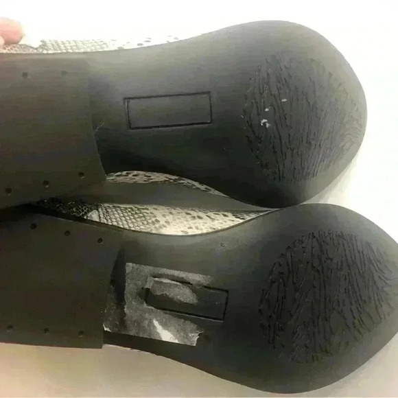 Crochet Ladies Slip on Gray Faux Snake Skin Ankle Booties NWOB size 9 - Picture 5 of 5